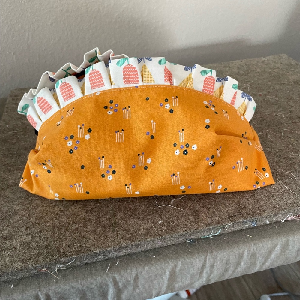 Two-tone ruffled makeup bag with contrasting zipper - HANDMADE by me!